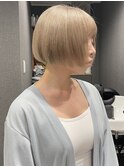 ミニボブ×ホワイトブロンド