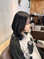 イロ ジェイアール JR奈良店(IRO) ウルフミディ/くびれ風顔周りハイレイヤー/ブルーブラック