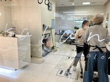 カラニ(kalani)の雰囲気（白を基調とした清潔感のある店内で居心地の良い空間です。）