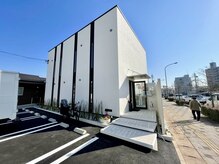 ピカソガーデン(PICASSO GARDEN)の雰囲気（白い建物が目印☆店舗前に停めやすい駐車場完備！〔髪質改善〕）