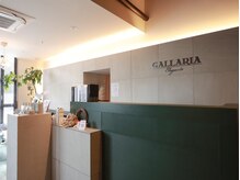 【ご来店のSTEP1】まずは受付で予約の確認とお荷物をお預かりいたします。