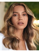 植物由来の天然オイルをたっぷりと配合したトリートメント効果で驚くほどツヤツヤな髪へ！！【AVEDA】