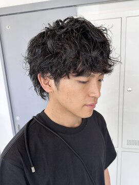 ヨム(YOMU) 大人な雰囲気のカールを効かせたパーマスタイル