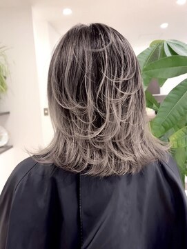 ゼウス(Zeus.) 海外ヘアーハッシュカットレイヤーカットハイライトカラー