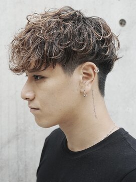 レタッチ バイ フィフス 天神大名(RETOUCH by fifth) 天神大名スペインカールツイストパーマフェードフリンジカット