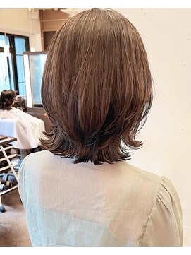 ティーシェル(TIECHEL) 小顔イメチェン、ブルーグレージュカラーくびれレイヤーボブ