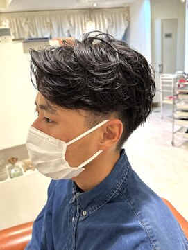 リタ(Lita) ツーブロックマッシュコンマヘアセンターパートカルマパーマ