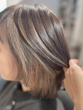 トレパルッキエーレ(tre parrucchiere) ［-tre-］ベージュ×インナーカラー