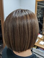 ラグナ(Lagna)&nbsp;白髪ぼかしハイライトカラーのボブスタイル☆
