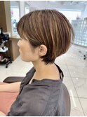 白髪染めハイライトのショートボブ