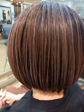 シャンプーボーイ 白髪ぼかしボブ