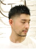 スパイキースキンフェードメンズワイルドバーバースタイル
