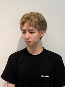 COL MANO men's パーマ/ハイライト/ブリーチ/眉毛【コルマーノ メンズ】の写真/ダメージを抑えて叶えるメンズハイトーン!髪質に合わせたケアブリーチで周りと差がつく垢抜けカラーへ