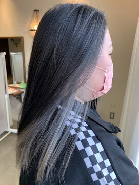 モカ ヘアーデザイン(moca HAIR DESIGN) シルバー系カラーのインナーカラー