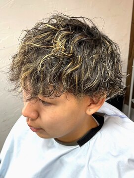 ディスイズバーバーサード(THIS IS BARBER 3rd) ハイライトカラー×ツイストスパイラルパーマ マッシュヘア