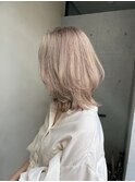 ミルクティーベージュ　ブロンドヘア　ハイトーンカラー　