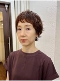 小顔効果も！秋色ピンク×ピンパーマのマッシュショート