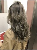 オリーブベージュ