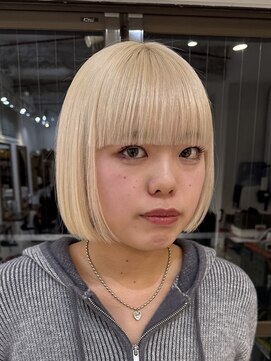 ナループロアポンテ(Nalu pu loa PONTE) ハイトーンボブ金髪ボブフルバングぱっつん前髪顎ラインボブ