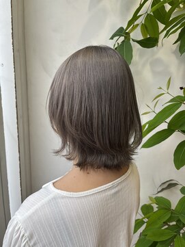 アン(Hair make un) ナチュラルウルフのシルバーグレージュ
