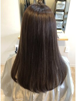 髪のダメージを修復し、本来の美髪へ…！指通りの良いなめらかな質感を手に入れて♪