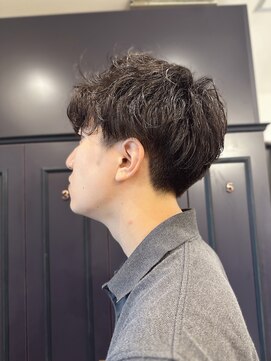 落ちかけスパイラルパーマ刈り上げメンズ