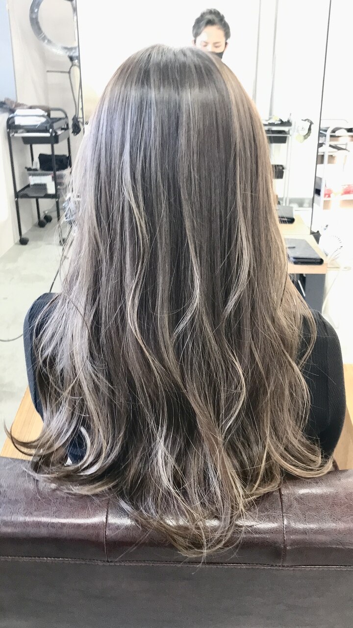 コントラストで魅せるハイライト×ダークグレージュカラー：L036339789