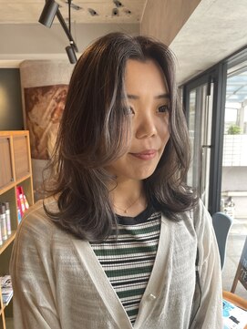ネスタ ヘアー グラウンド(NESTA hair ground) 少し低めのレイヤーで落ち着いた雰囲気を演出◎