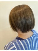 ステップボーンカットカットボブショートハイライト白髪ぼかし