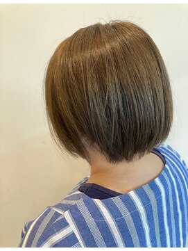 スタジオ アルファプラス 日暮里店(studio α+) ステップボーンカットカットボブショートハイライト白髪ぼかし