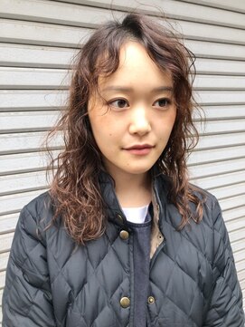 ラフレシア(rafflesia) 外国人の女の子のクセ毛風パーマスタイル