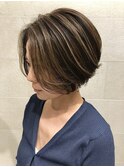 @gen.kawachi ハイライトデザインの綺麗めショートボブ
