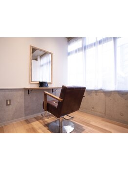 完全個室にすることで『髪の悩みを気兼ねなく話せる』『リラックスできる』お客様に寄り添った施術が可能◎