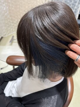 アズール 草加(azule) インナーカラー　ネイビー　切りっぱなしボブ