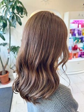 モーラ 鳳店(MOLLA) 柔らかく品のあるラテベージュ