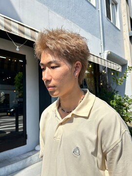 エディ(Edy) スパイキーショートケアブリーチダブルカラーブロンド眉毛カット