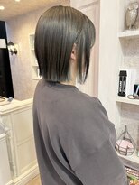 キャアリー(Caary)&nbsp;福山市Caaryグレージュブリーチインナーカラー肩ラインボブ