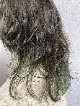 ジェナ(Jena) ウルフカット×グリーンインナーカラー