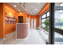 【開放的なフロントでお出迎え致します♪】