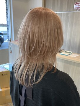 ラヴィエール(LAVIERE by R-EVOLUT) ミディアムレイヤー ウルフカット ハッシュカット ハイトーン