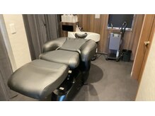 オフ ヘアサロン(OFF Hair salon)の雰囲気（フルフラットのシャンプー台で、心身ともにリラックス♪）