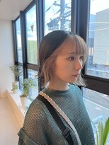 シダ(sida SAIIN) 20代30代インナーホワイトベージュ外はねボブ