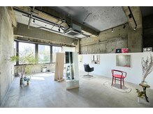 リット(LIT)の雰囲気（シンプルで明るいアトリエのような空間です。）