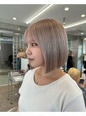 切りっぱなしボブミルクティーベージュインナーカラー