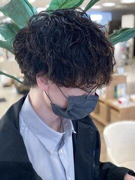 シャルムバイケンジ(Charm.by KENJE) メンズパーマ波巻きツイストスパイラル刈り上げセンターパート