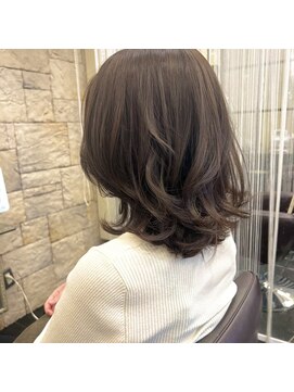 ヘアー ニーナ(hair nina) レイヤーで動きをだしたミディアムヘア