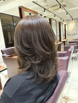 アイフィール アヴェダ 瑞江店(i feel AVEDA) 【安藤】 ミディアムレイヤー × シルバーグレージュ