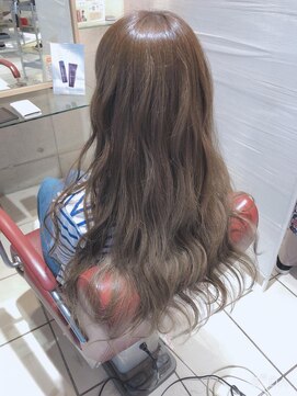 エム インターナショナル 春日部本店(EMU international) アッシュ強めのゆるふわヘアー