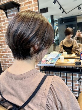 リズムネクスト(r-ism next) 頭と首をキレイに魅せる、お姉さんショート♪[トリートメント]