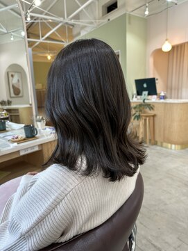 キュオンシア(CUEON. ciea) 切りっぱなしロブ×オリーブグレージュ